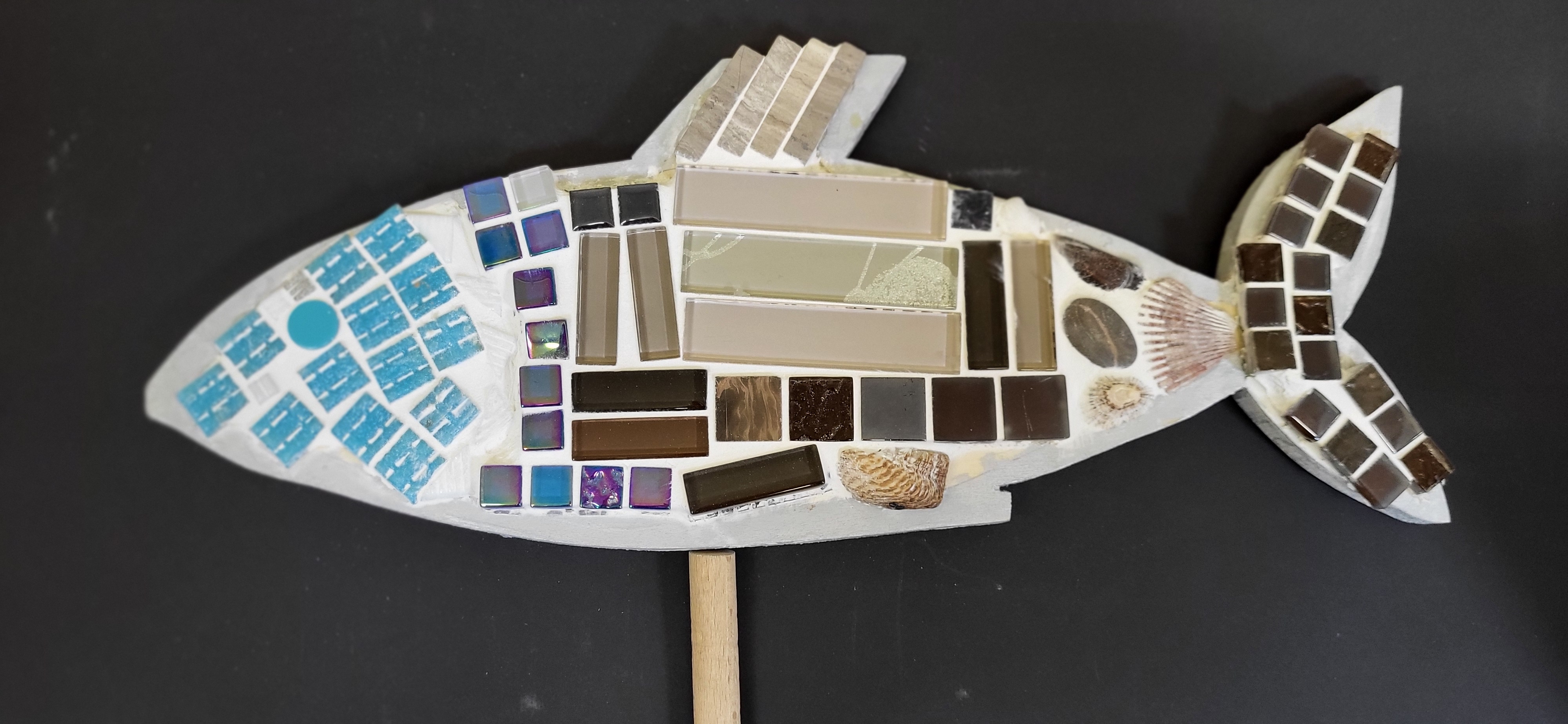 Schillernde Mosaik-Kunstwerke: Bunte Fische